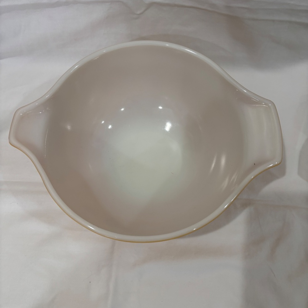 Vintage Pyrex Mixing or Baking bowl - Picture 2 of 3